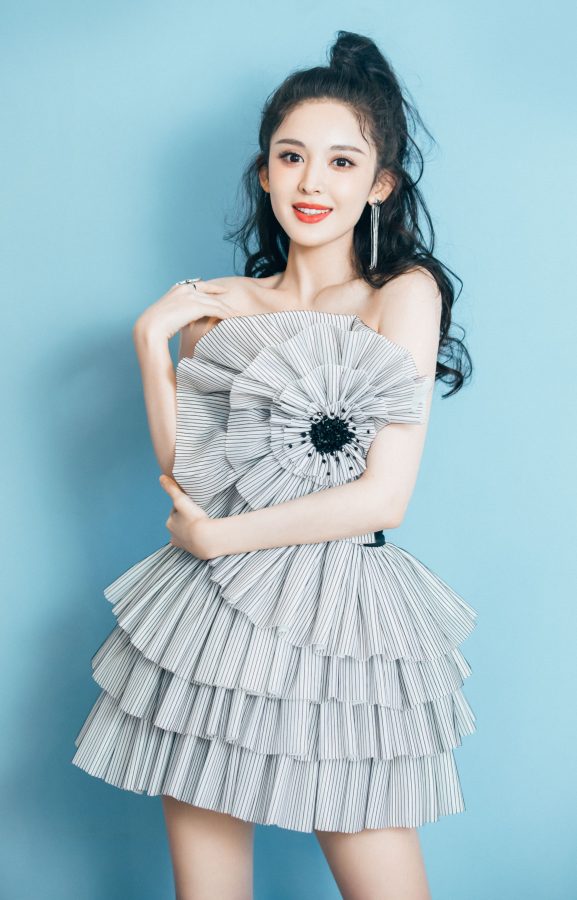 古力娜扎清纯马尾辫造型大秀美腿玉背(2/6)