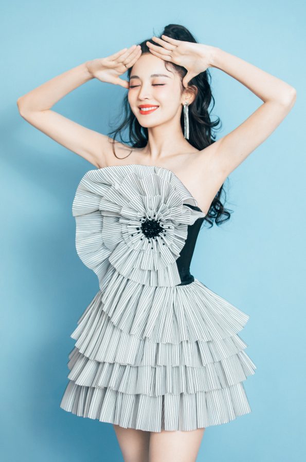 古力娜扎清纯马尾辫造型大秀美腿玉背(3/6)