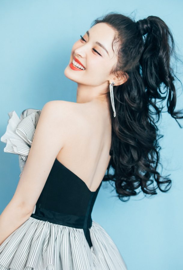 古力娜扎清纯马尾辫造型大秀美腿玉背(6/6)