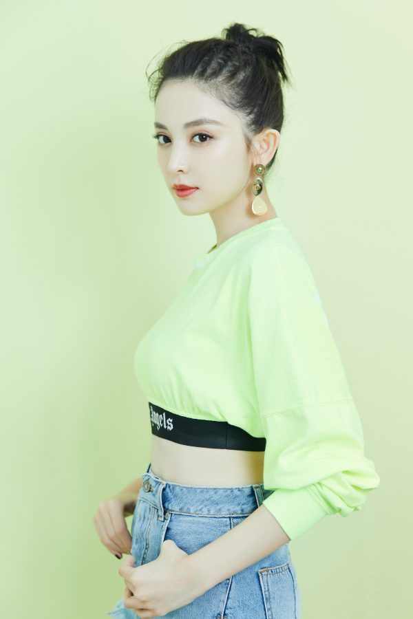 元气满满古力娜扎穿双拼短裙展示顺滑的美腿(3/3)