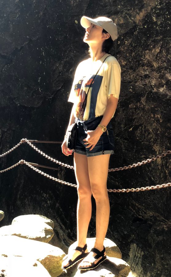 郭晓敏穿牛仔热裤露修长美腿登山(1/5)