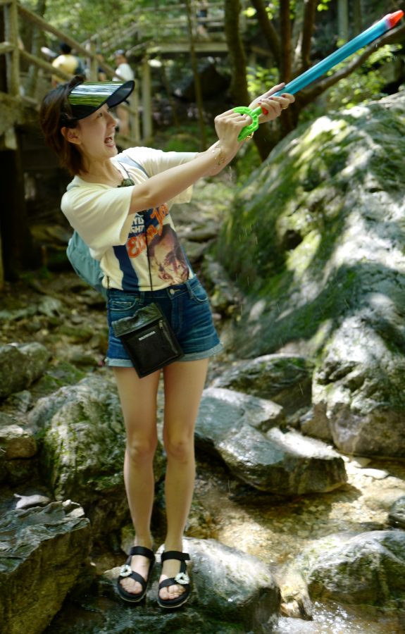 Guo Xiaomin wears denim hot pants to show off her slender legs while hiking(4/5)
