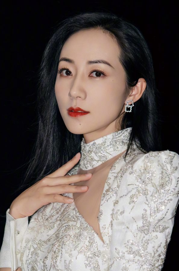 古典美人韩雪穿高开叉礼服美腿半露(3/9)