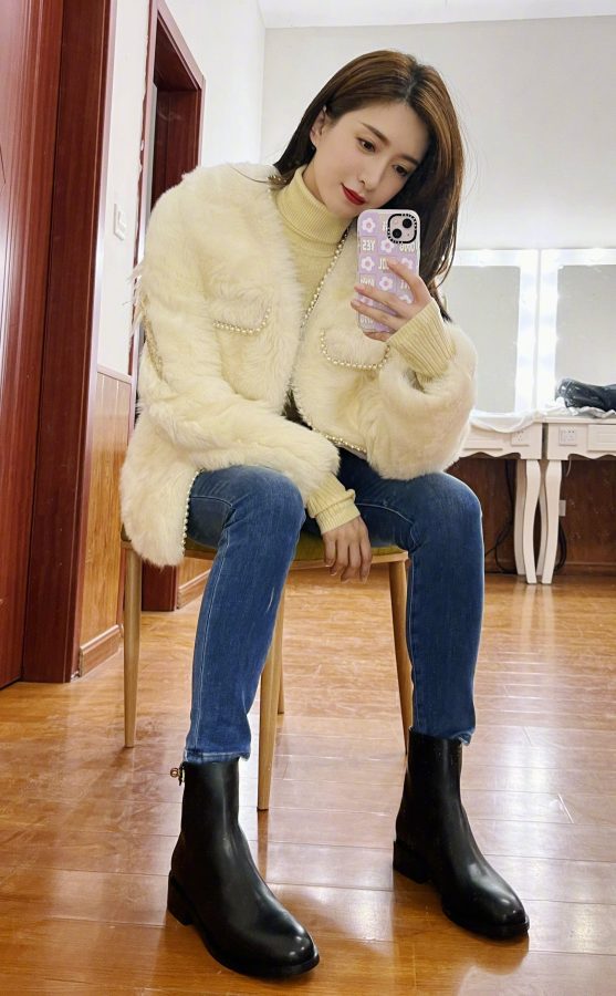 Jiang Shuying's beautiful legs in tight jeans and selfie on mobile phone(2/3)