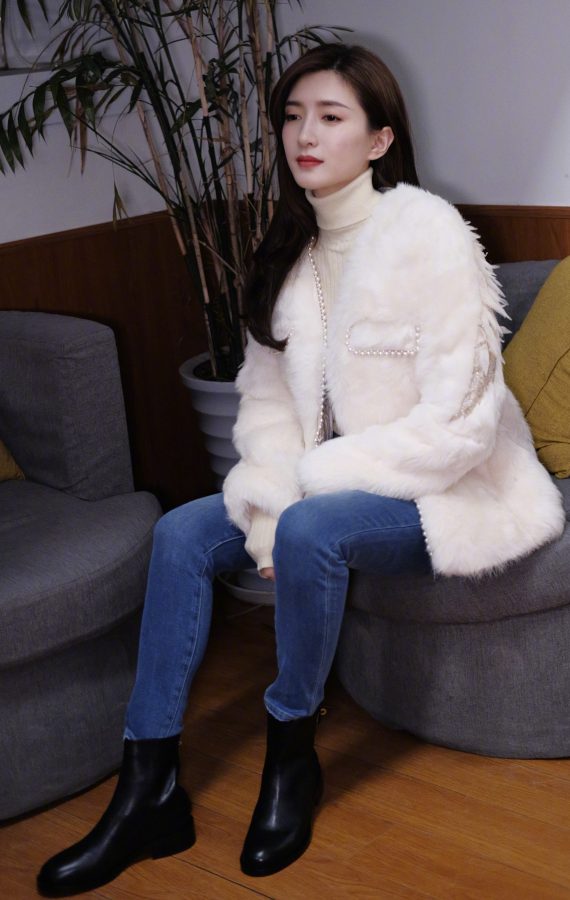 江疏影美腿穿紧身牛仔裤手机自拍照(3/3)
