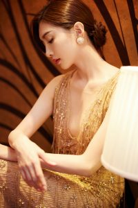 江疏影身穿高级流苏长裙显露细腰翘臀长腿身材曼妙