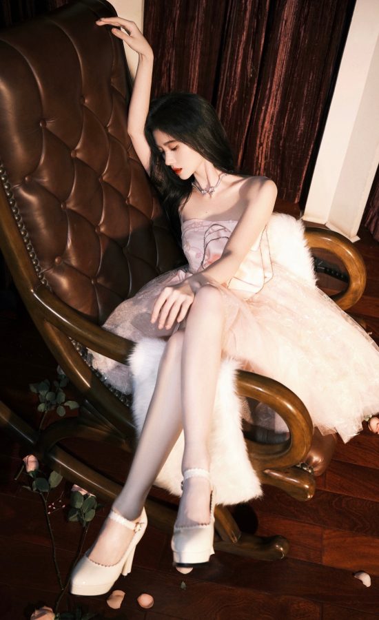 鞠婧祎坐在摇椅上翘美腿贵气写真(2/7)