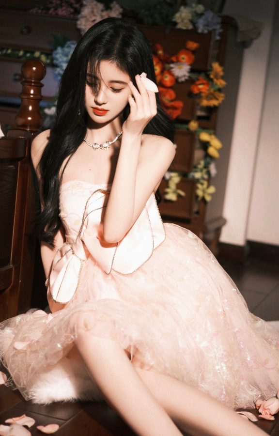 鞠婧祎坐在摇椅上翘美腿贵气写真(6/7)