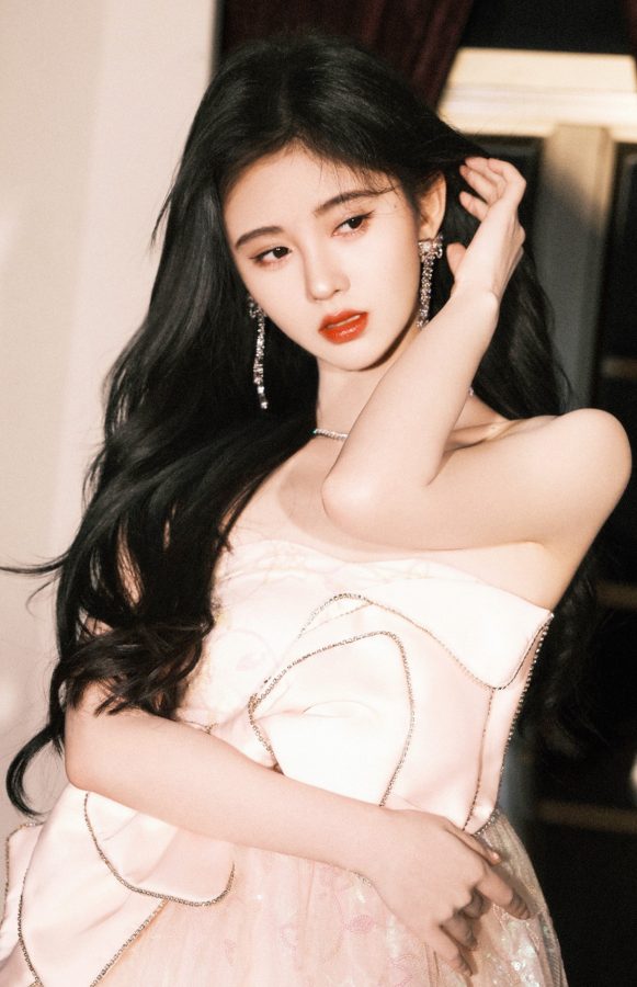 鞠婧祎坐在摇椅上翘美腿贵气写真(7/7)