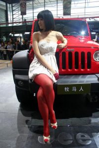李艾在Jeep展台坐在牧马人上翘红色丝袜腿