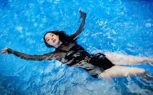 克拉拉李成敏泳池白长腿写真