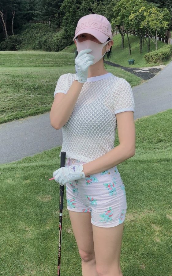 运动美女李成敏热裤大腿白皙(1/2)