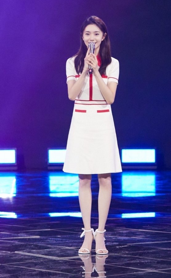 小巧卡哇伊的美少女刘浩存脚踩白色凉高跟(3/5)
