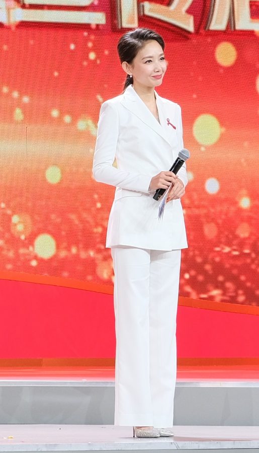 女主持人刘婧身穿白西装配尖头亮银高跟鞋（第2张/共3张）