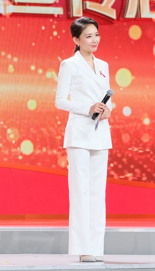 女主持人刘婧身穿白西装配尖头亮银高跟鞋(2/3)
