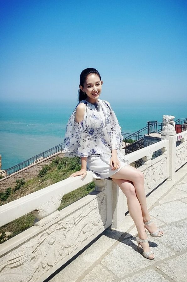 碧海蓝天下刘婧的高跟白腿(1/1)
