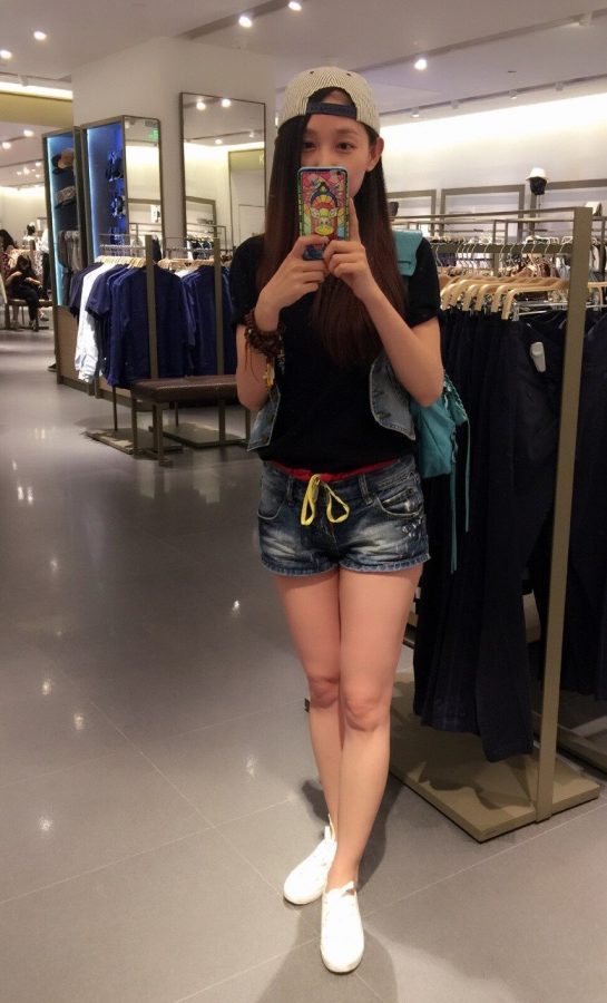 主持人刘婧多年前牛仔热裤美腿镜前自拍(1/1)