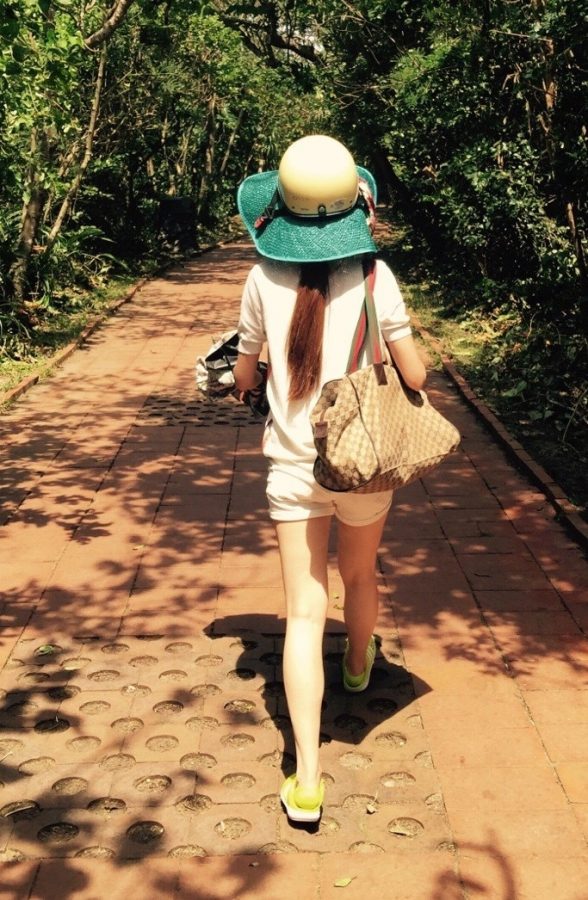 刘婧夏日美腿外出旧照(2/2)