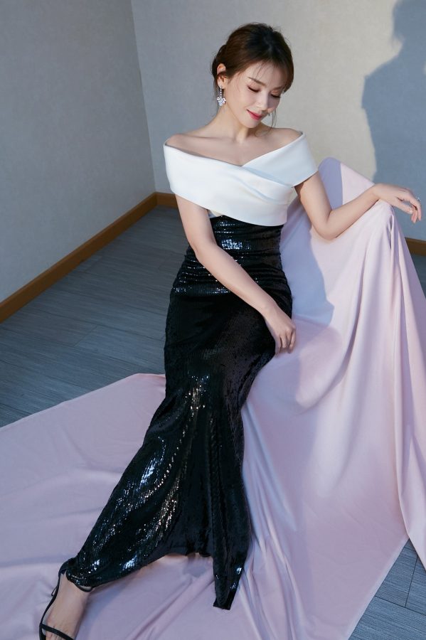 Charming woman Liu Tao wears a slim dress with elegant temperament(1/7)