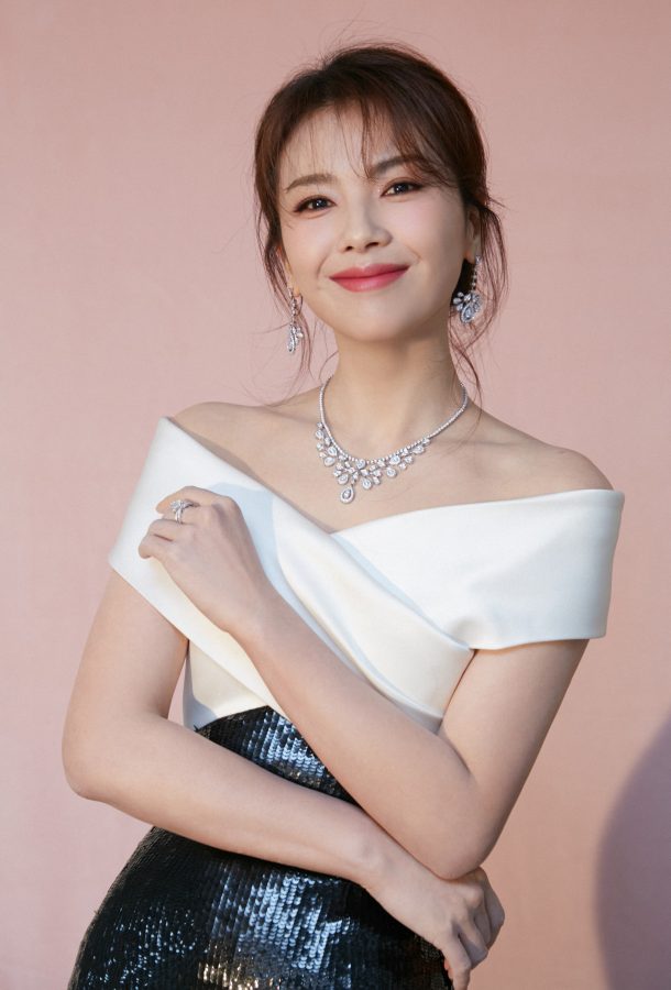 Charming woman Liu Tao wears a slim dress with elegant temperament(7/7)
