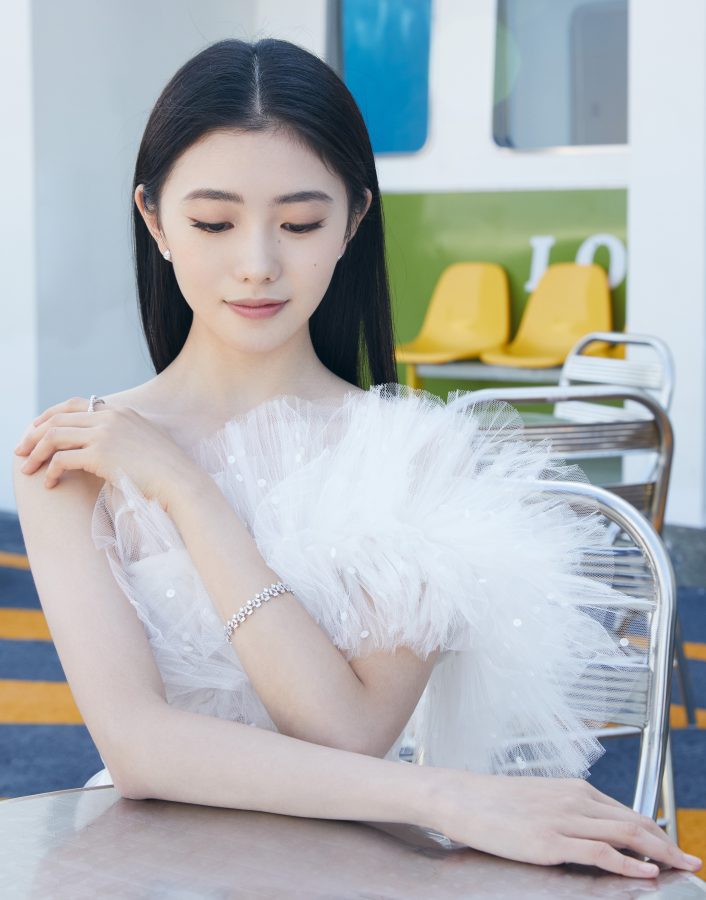 Liu Haocun wore a white dress and high heels to receive the award on the stage. On the left are Liu Mintao and Zhang Zifeng(7/7)