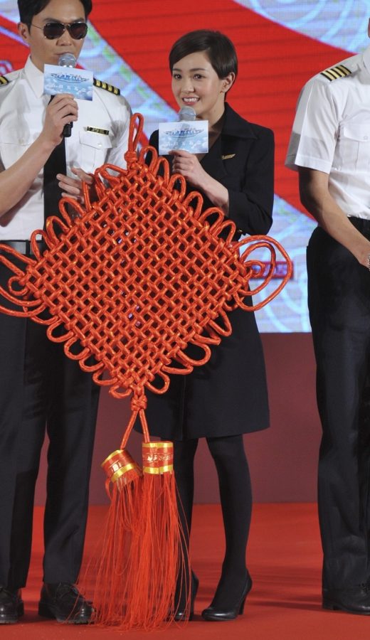 《冲上云霄》宣传佘诗曼、郭采洁穿乘务员制服丝袜现身，主持人方龄同款衣服配合(2/18)
