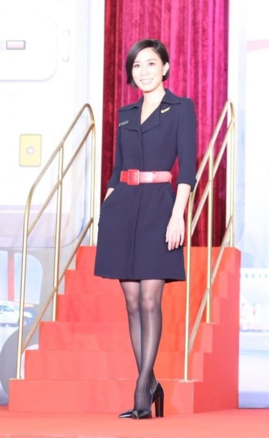 《冲上云霄》宣传佘诗曼、郭采洁穿乘务员制服丝袜现身，主持人方龄同款衣服配合(6/18)