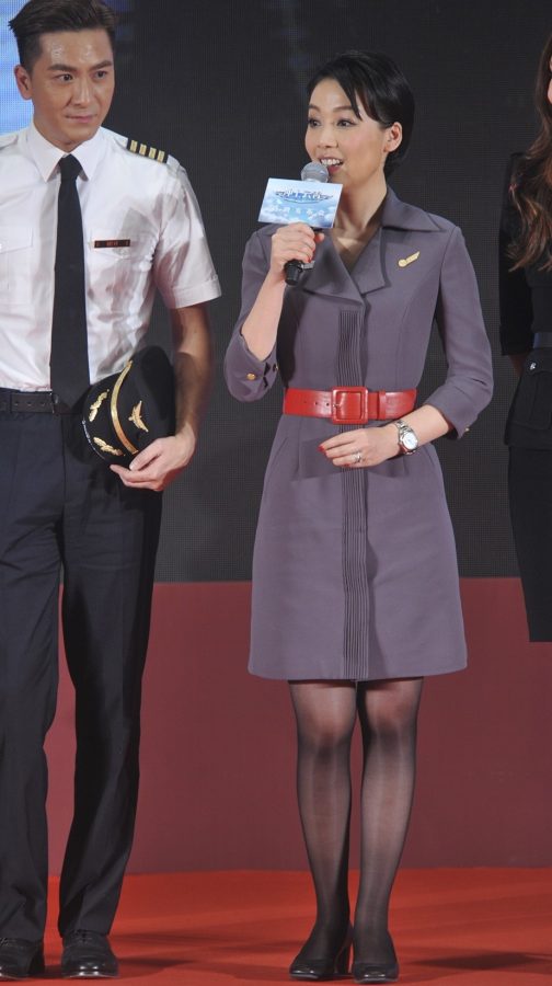 《冲上云霄》宣传佘诗曼、郭采洁穿乘务员制服丝袜现身，主持人方龄同款衣服配合(7/18)
