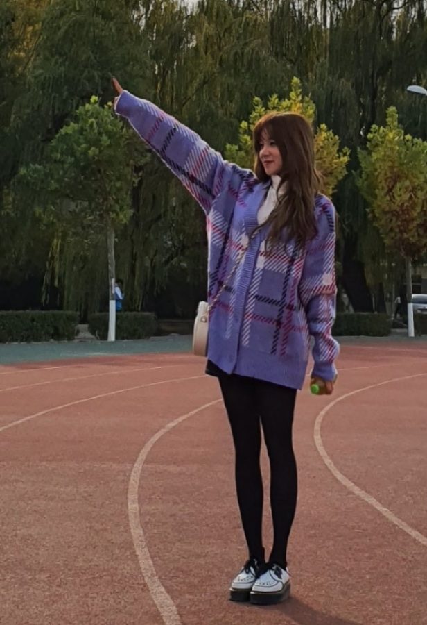 Song Yuqi has beautiful legs wearing black tight leggings(3/6)