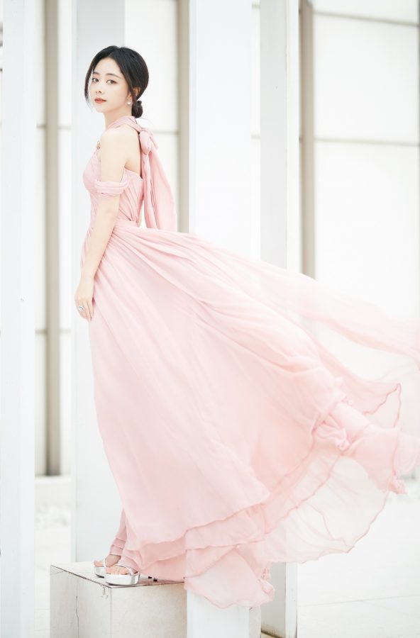 谭松韵一些粉色飘逸礼服脚穿Stuart Weitzman防水台凉高跟(1/2)