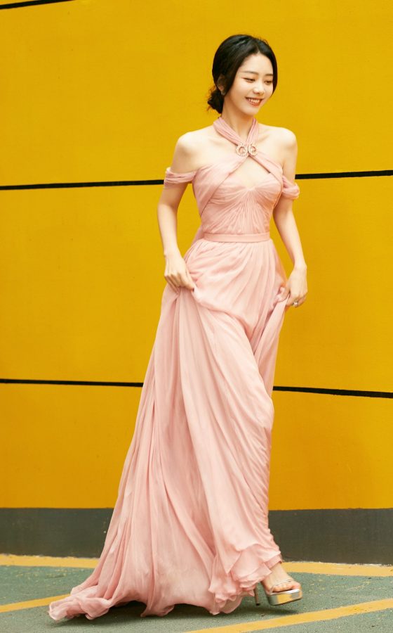 Tan Songyun wore some pink elegant dresses wearing Stuart Weitzman waterproof platform cool heels(2/2)