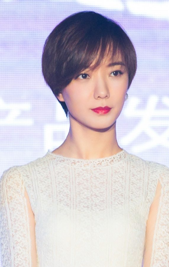 短发女生王珞丹双腿交叉站姿踩凉高跟(2/4)