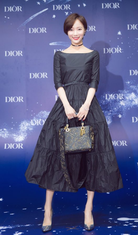 Short-haired girl Wang Luodan appeared at a fashion event wearing pointed high heels(1/3)