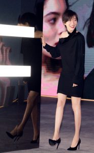 女演员王珞丹修长美腿高跟活动照（第1张/共3张）