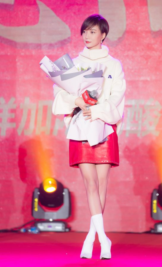 Wang Luodan's slender legs look lovely in high-heeled short boots(4/5)