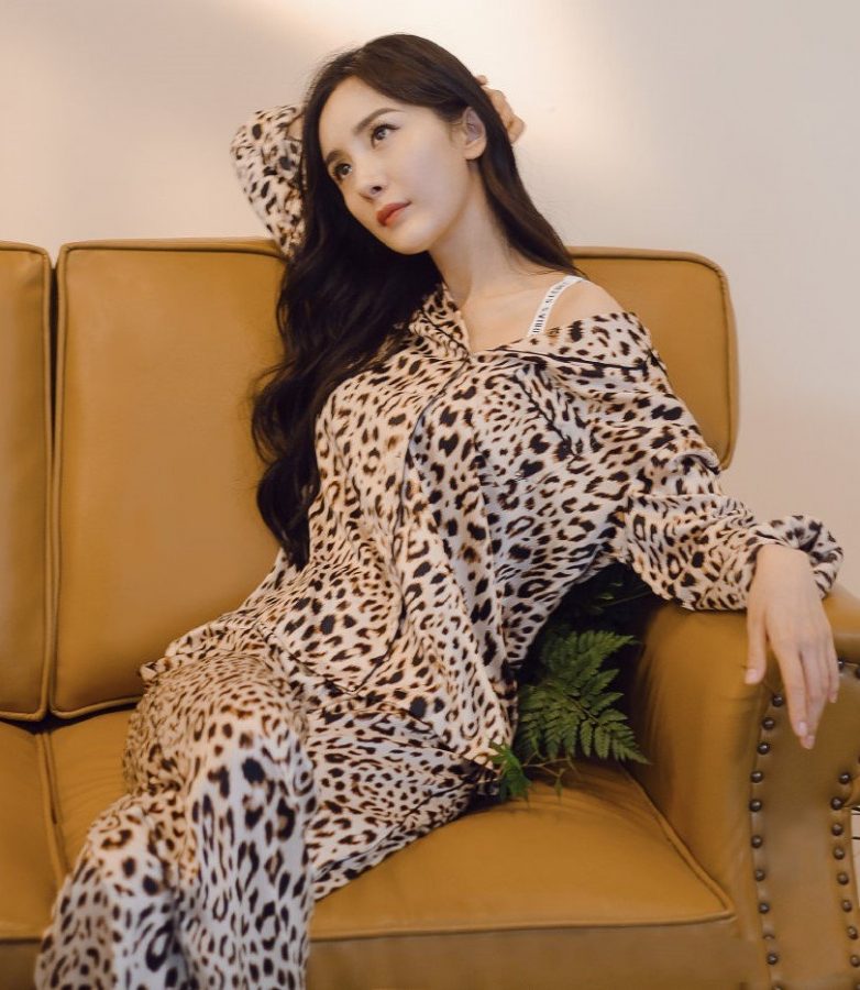 Yang Mi endorses Victoria's Secret and wears leopard print pajamas(7/12)