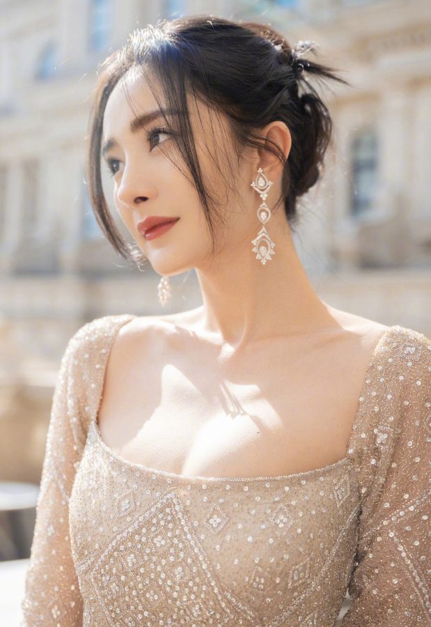 杨幂身穿高级修身短裙展露完美上半身(3/6)