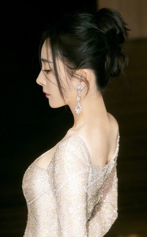 杨幂身穿高级修身短裙展露完美上半身(6/6)