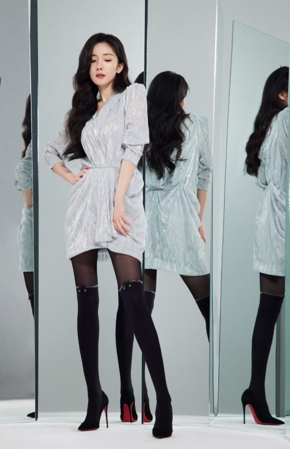 杨幂穿Calzedonia黑色连裤丝袜脚穿Christian Louboutin绒面细高跟(1/2)
