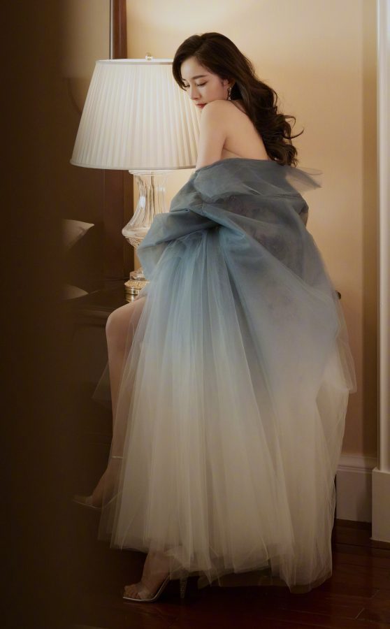 Yang Mi wears a flower-patterned miniskirt to welcome the spring with beautiful legs and feet.(4/11)