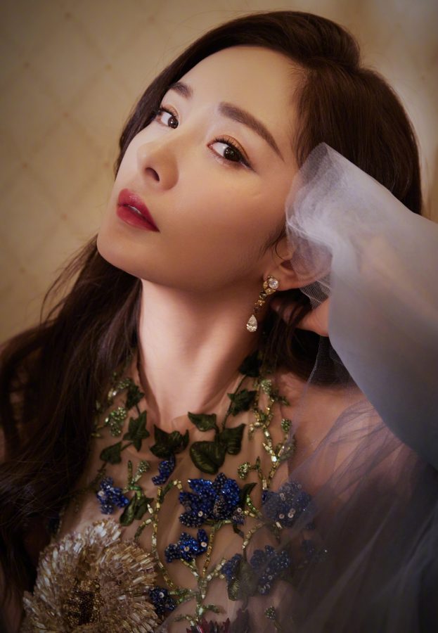 杨幂穿鲜花图案超短裙迎春美腿玉足真是极品(8/11)