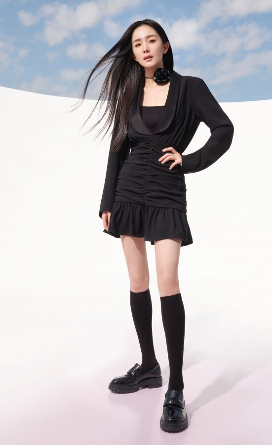 Yang Mi's beautiful legs are fulfilled by wearing Calzedonia short cotton socks, one white and one black.(3/6)