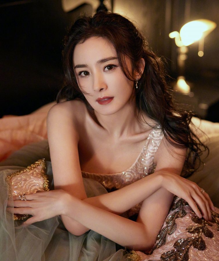 杨幂室内华丽低胸礼服写真表情太吸引人了(1/4)