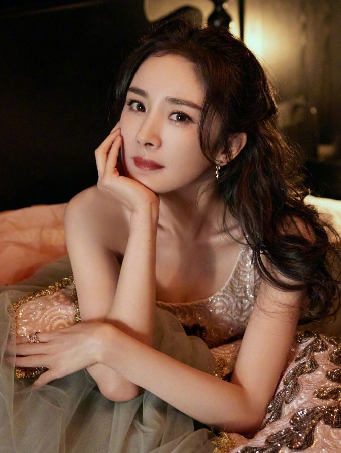 The expression of Yang Mi's indoor gorgeous low-cut dress is so attractive(2/4)