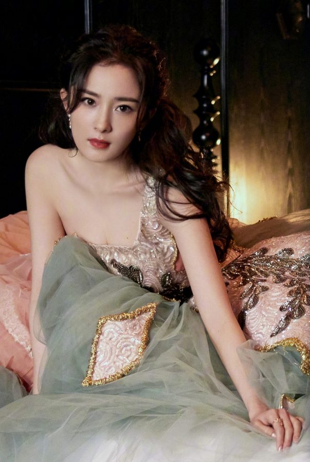 杨幂室内华丽低胸礼服写真表情太吸引人了(4/4)