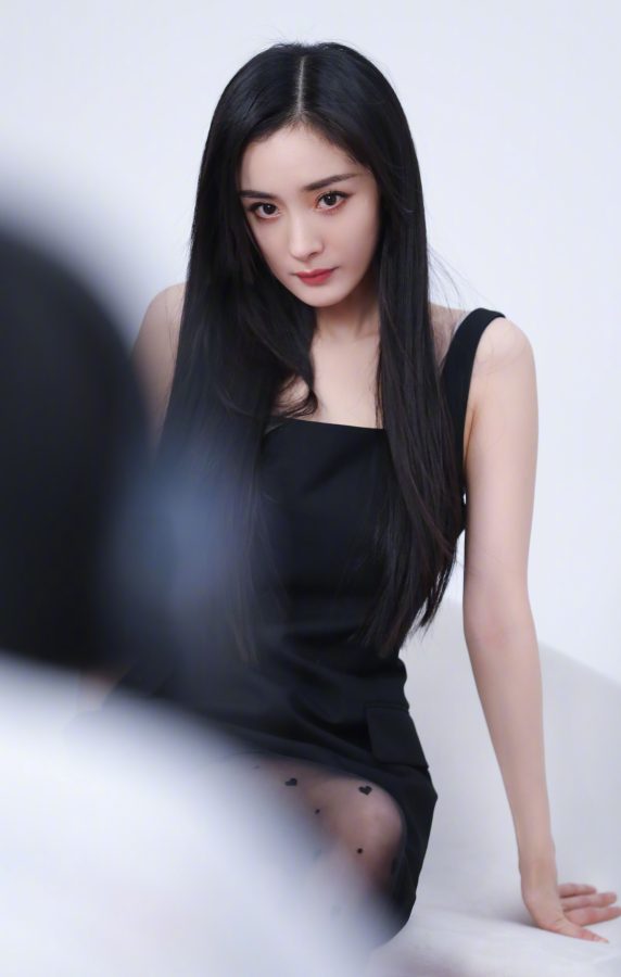 杨幂美腿穿心型图案黑丝袜代言Calzedonia(3/4)