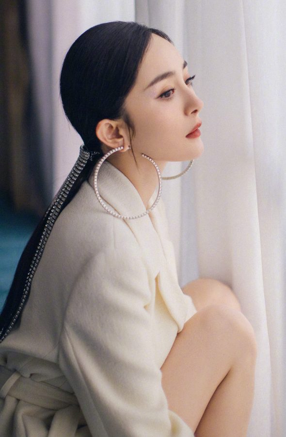 气质御姐杨幂光滑美腿干练纯美写真(5/8)