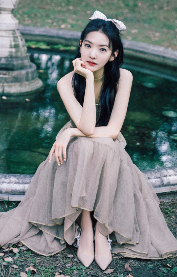 灵动清新的少女章若楠脚穿尖头高跟鞋草地写真(1/4)