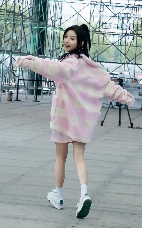 章若楠脏辫粉红少女美腿纤细(2/5)