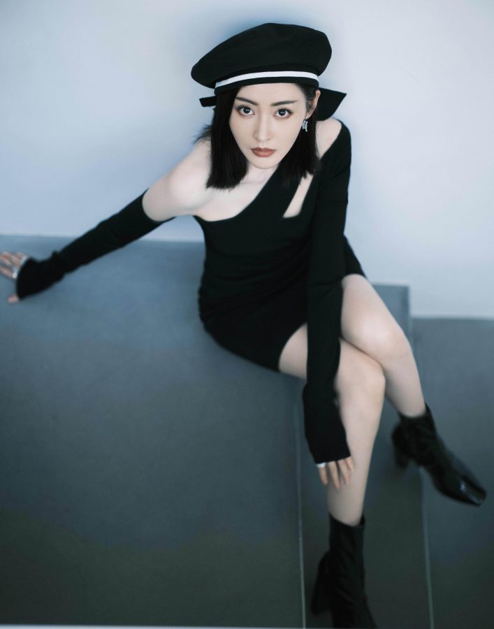 张天爱白皙纤细的美腿盯你看(1/4)